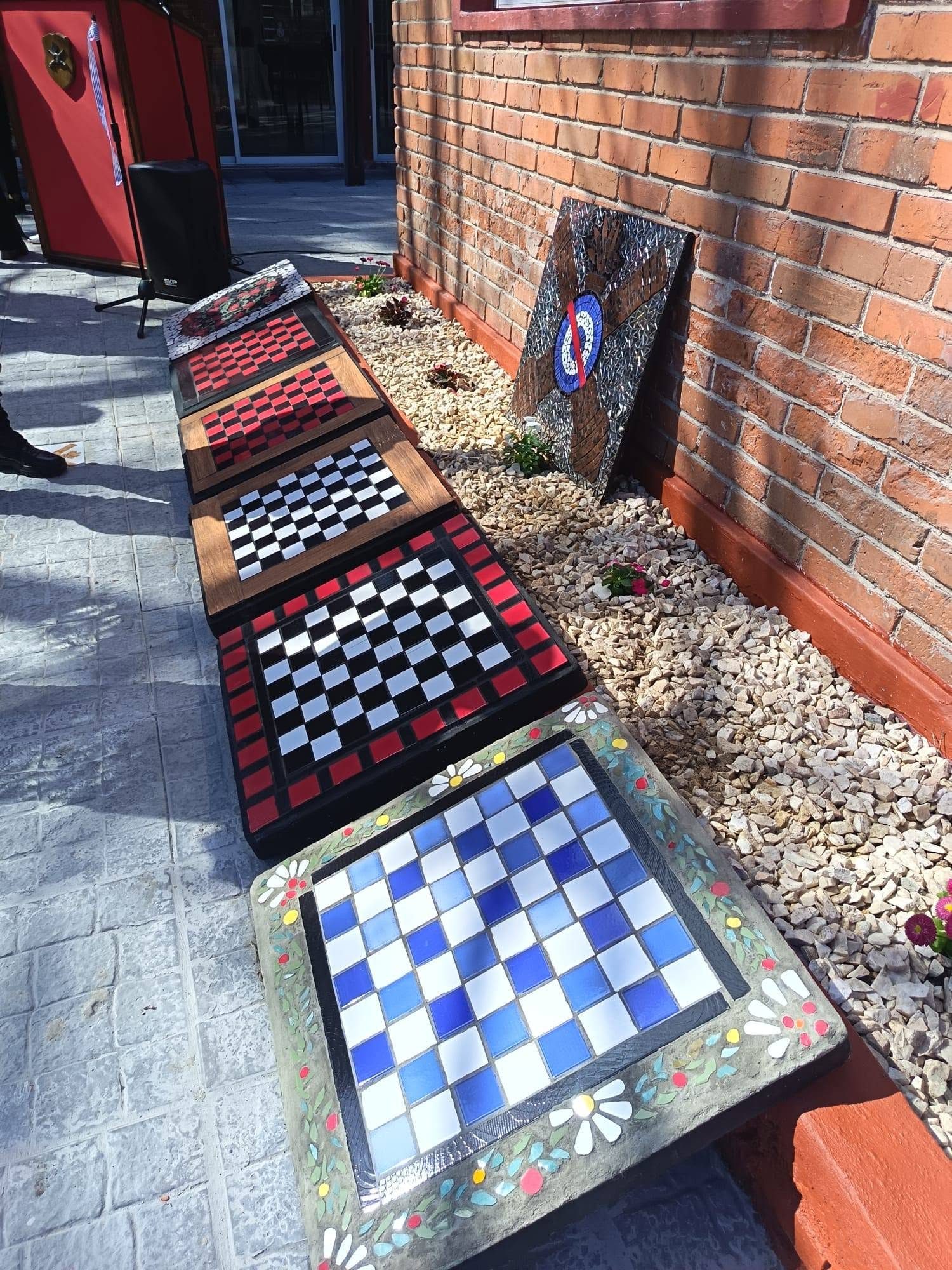 Los tableros de juego en mosaico a lo largo del cantero, listos para usarse