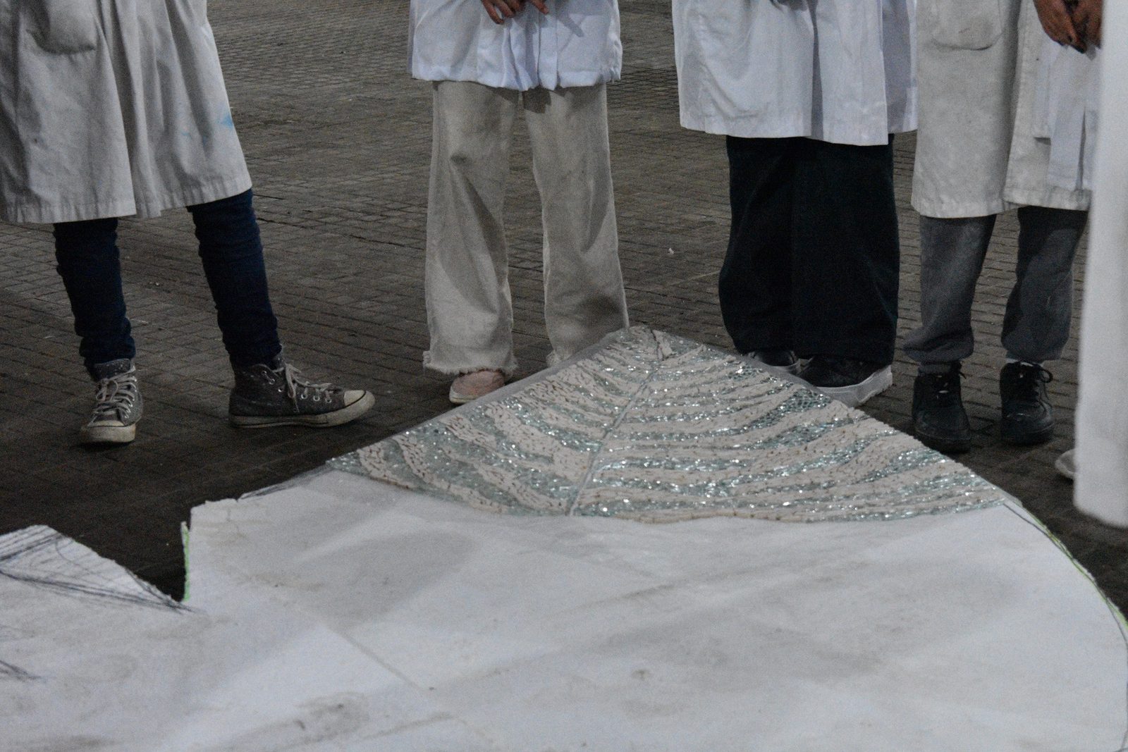 Base de la pluma con teselas espejadas ya colocadas, en el Mercado Municipal (04/06/2025)