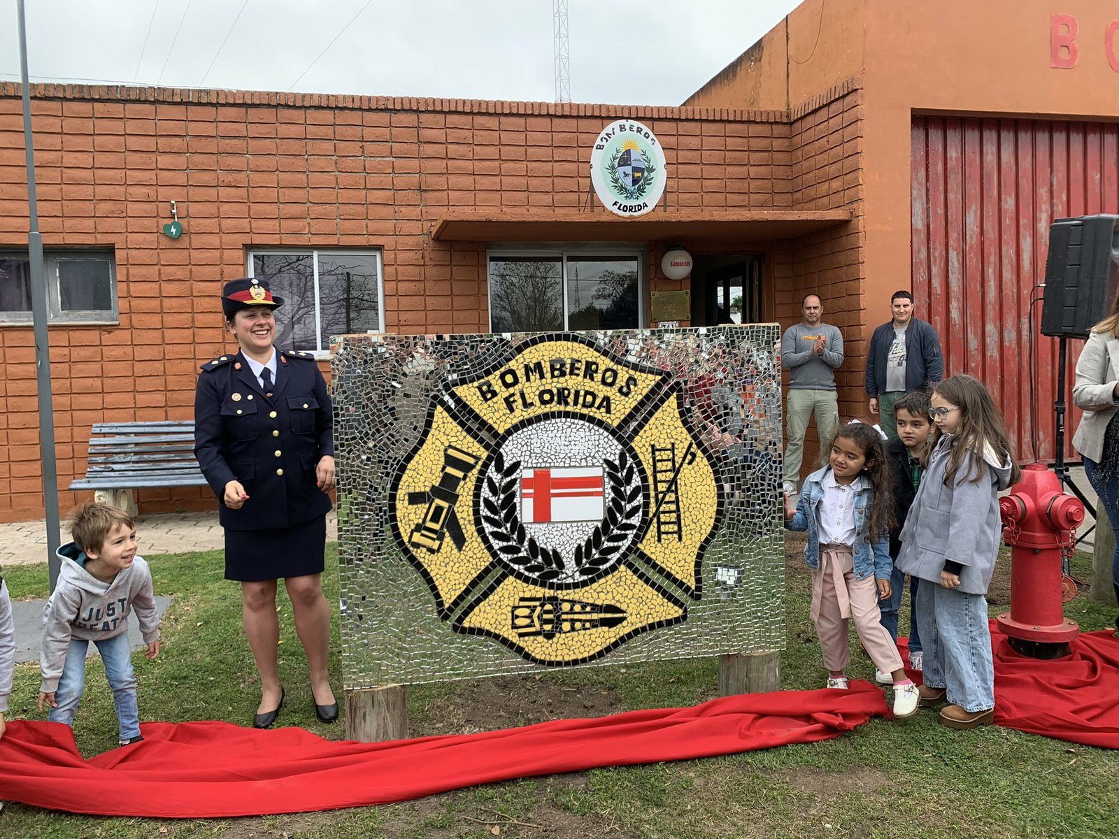 Público y autoridades de Bomberos reunidos frente al destacamento durante el acto del 81° aniversario de los Servicios de Bomberos de Florida (21/09/2023)