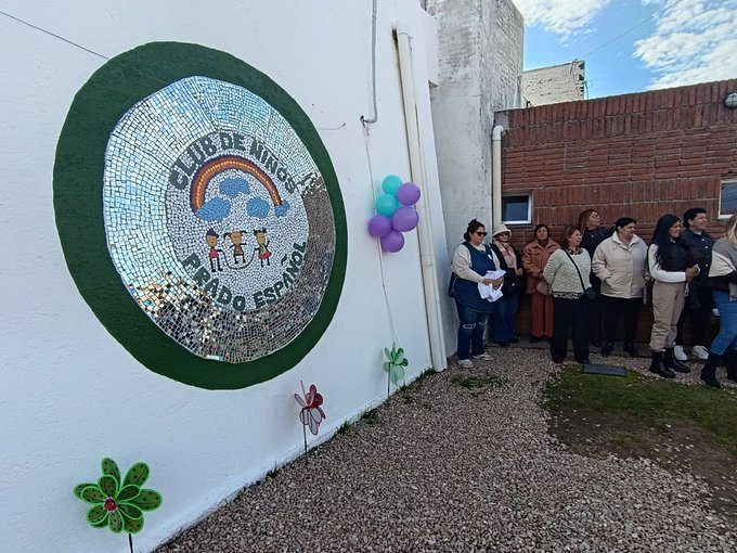 Foto del mural terminado con el logo del Club de Niños Prado Español