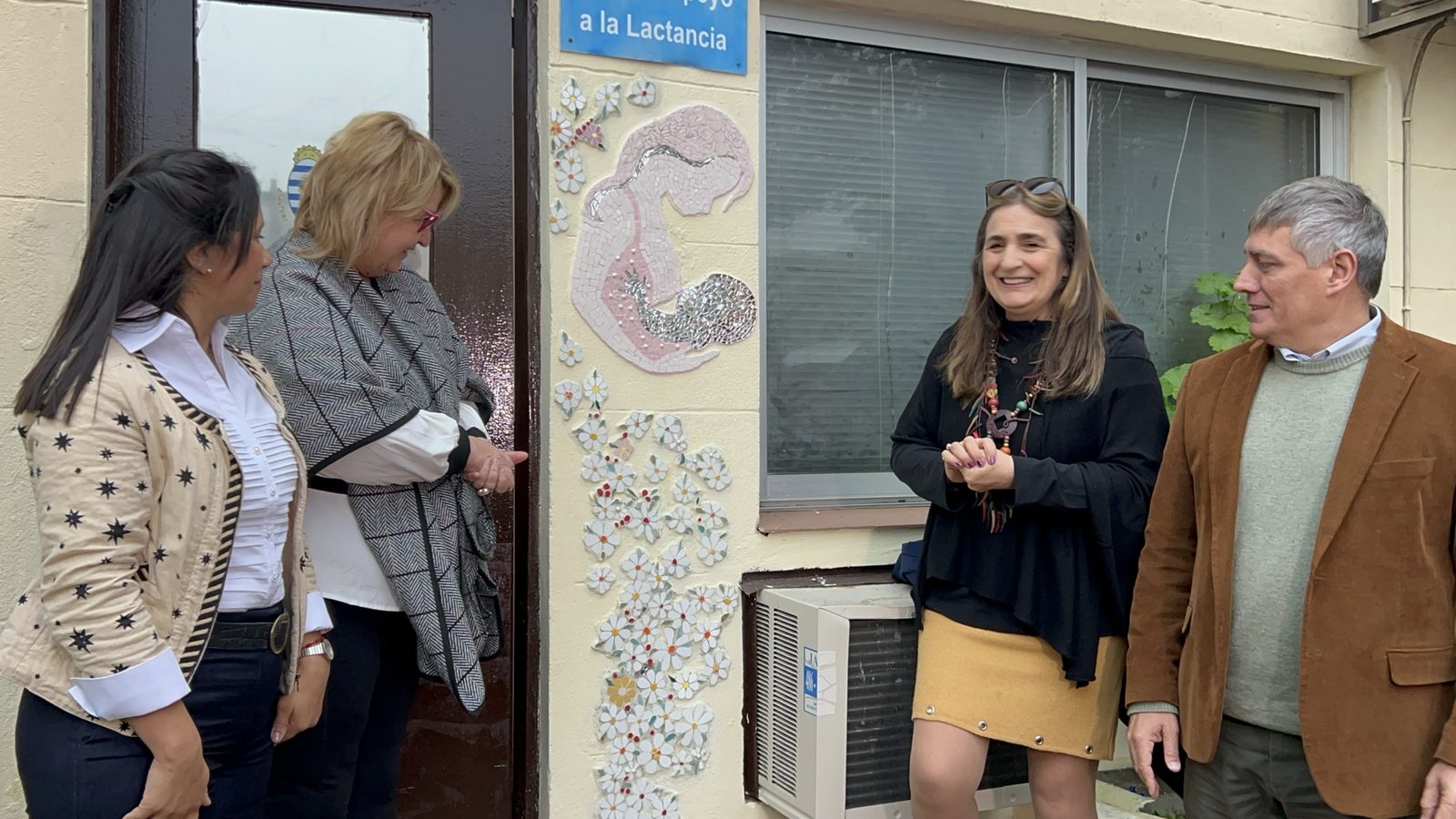La ministra Sandra Lazo conversa junto al mosaico recién descubierto, junto al director de Recursos Humanos Ángel Sánchez y otras dos funcionarias; se ve completo el panel de espejos y flores de cerámica