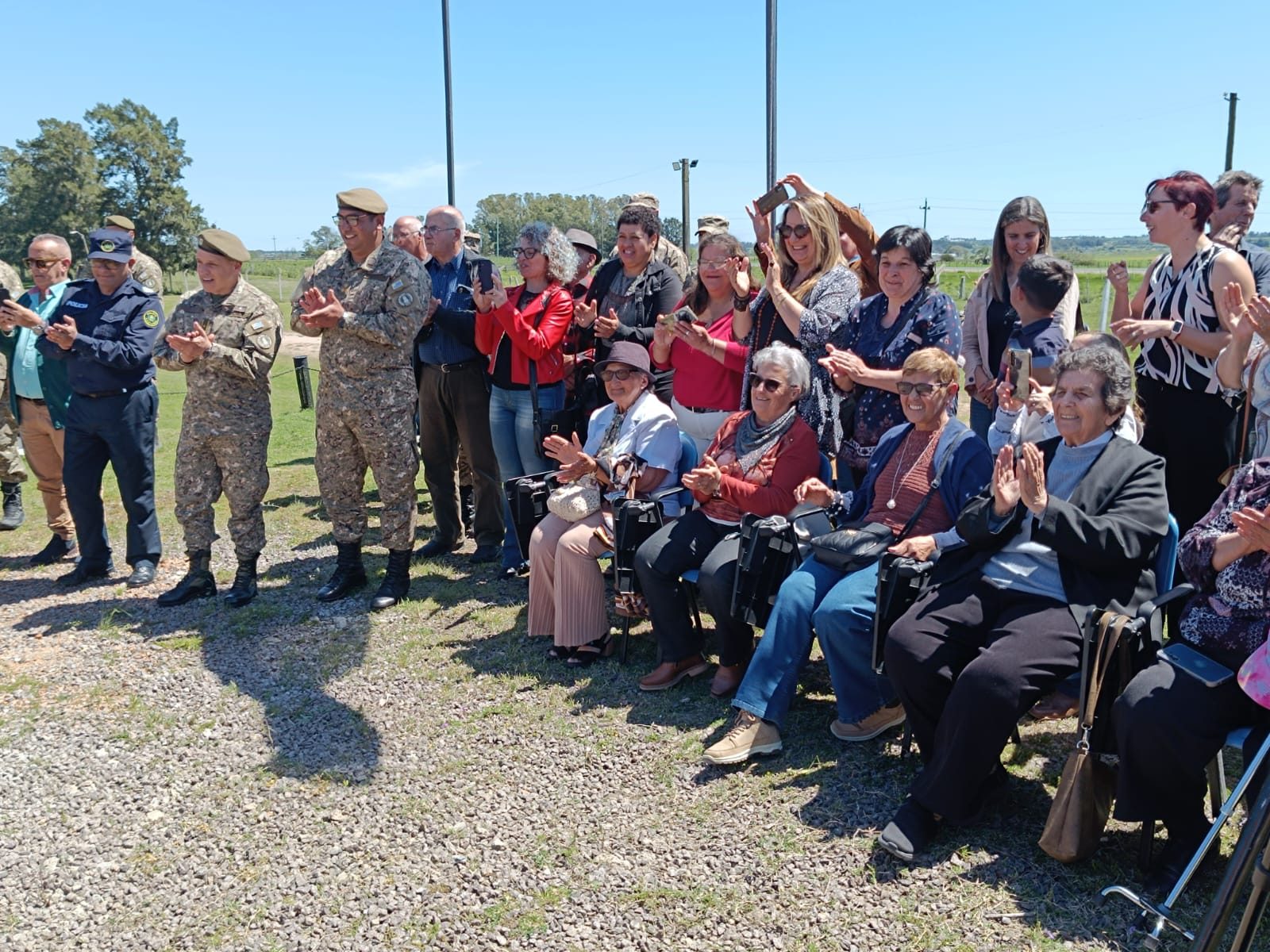 Acto de presentación con integrantes de ReciclArte, personal militar y autoridades aplaudiendo