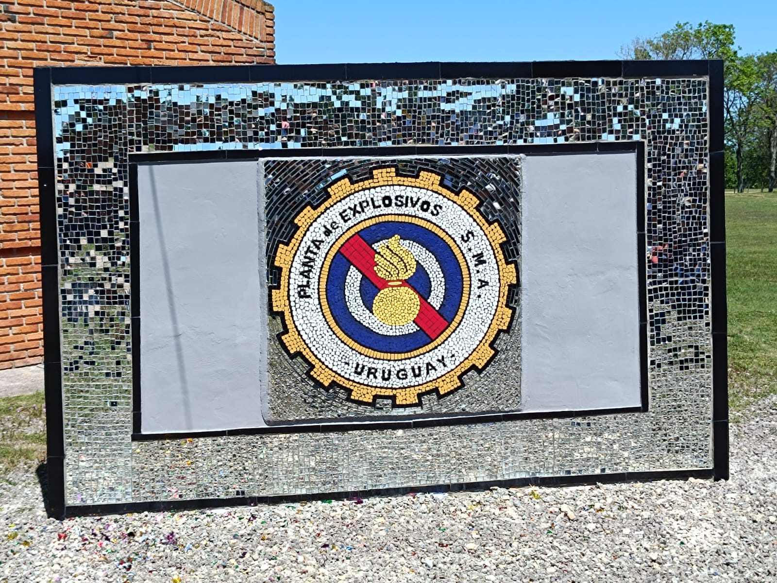 Mosaico del logo institucional de la PESMA enmarcado en espejos, vista completa