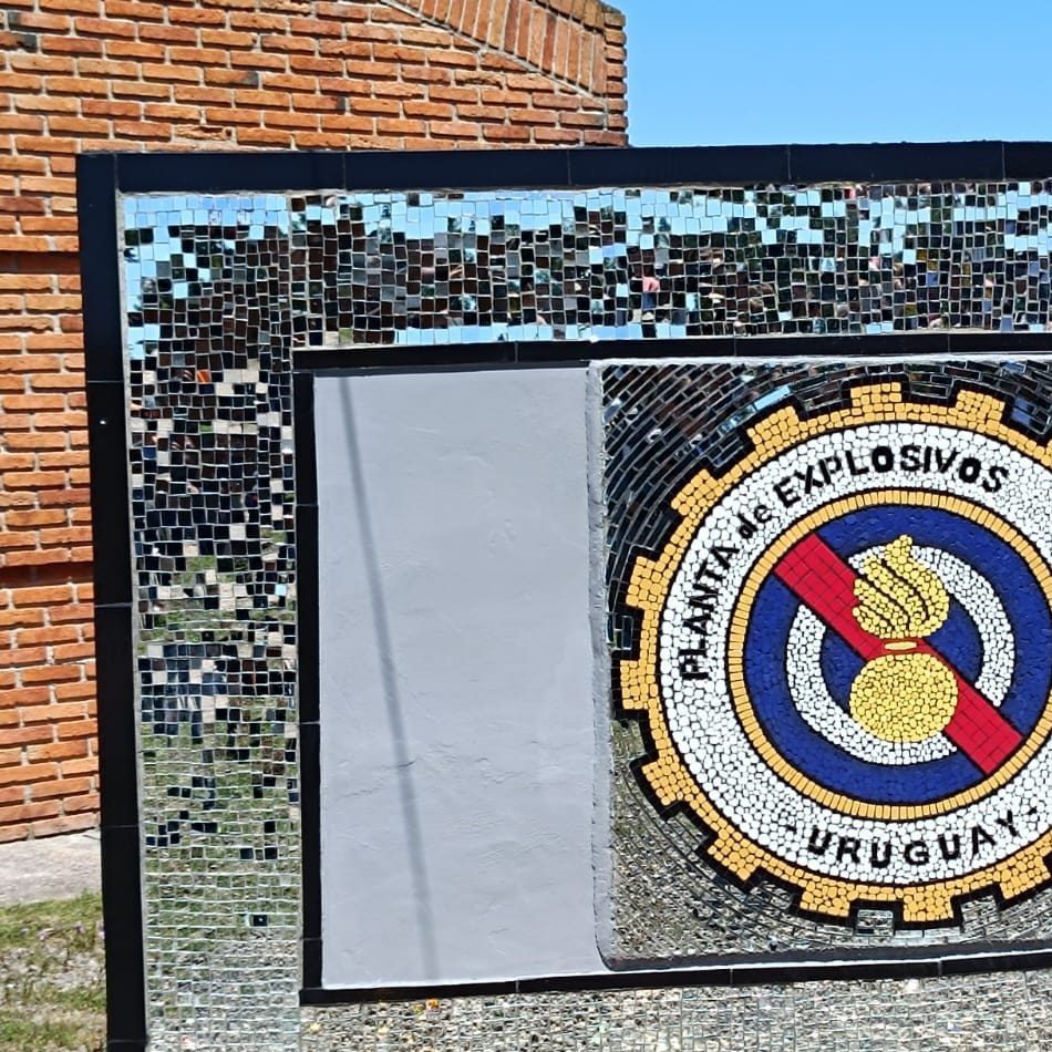 Detalle del marco de espejos junto al logo